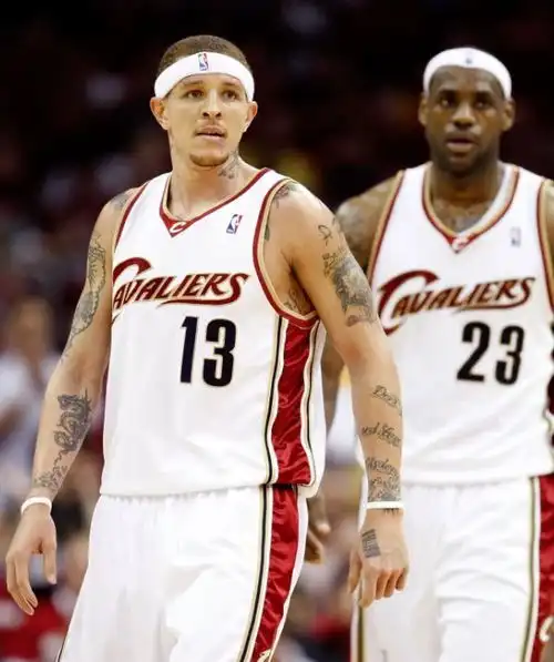 媒体发文韦斯特在nba赚了多少钱他和詹姆斯老妈是情侣吗
