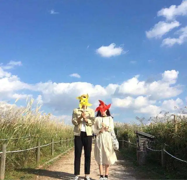身高的差萌情侣旅游照这么拍才好看
