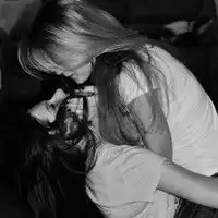 女生和女生之间的kiss头像
