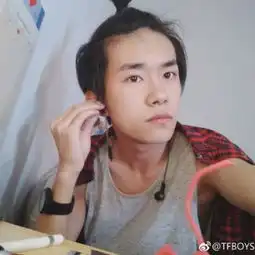 易烊千玺个人头像扎辫子的搞怪易烊千玺头像
