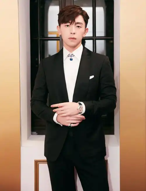 邓伦李沁官宣恋情工作室头像非常类似,邓伦绿色花衬衫心情好
