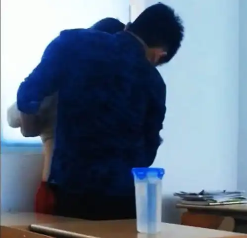 情侣在教室欲火难耐,双手趴桌配合男友,深度交往无防护措施
