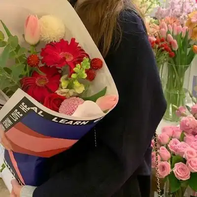2023唯美捧花风景头像
