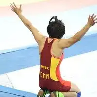 可爱男生双手举起头像微信头像图片大全
