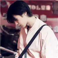 男生头像图片帅气侧身小清新短发也是蛮帅气的

