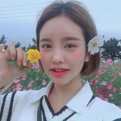 女学生短发无刘海发型
