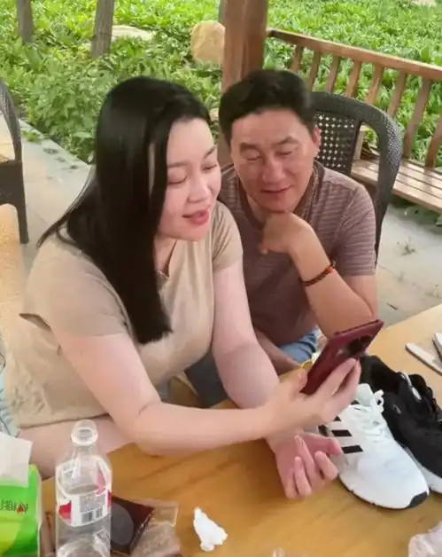 关婷娜与皮长山罕见直播献唱,42岁身材发福严重,却更有韵味了
