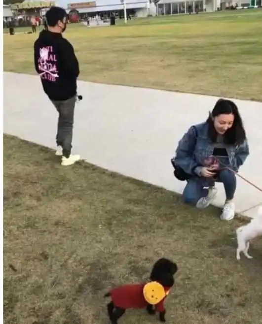思聪和女友出门遛狗照片被曝光,情侣鞋很吸睛,女友素颜显清纯
