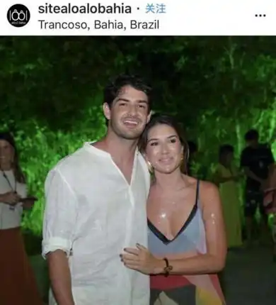 权健外援帕托球踢得好摄影也擅长海边为女友拍摄沙滩照
