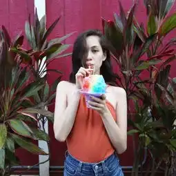 qq头像女,不带字,不是卡通,要多一点
