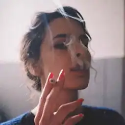 抽烟女生头像女生霸气高冷范
