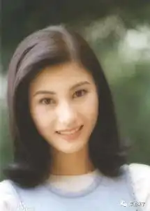 18岁以自杀相逼闪婚生子,抛弃儿子30年不认,她一句话让李嘉欣被嘲笑至今
