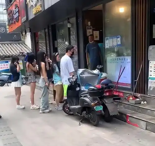网友偶遇王思聪带女友喝蜜雪冰城,喝7块钱奶茶被吐槽消费降级
