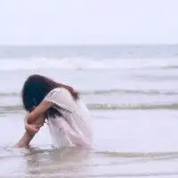 背影忧伤的海边意境头像真正的孤独者不言孤独

