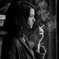 超拽帅气女生抽烟头像
