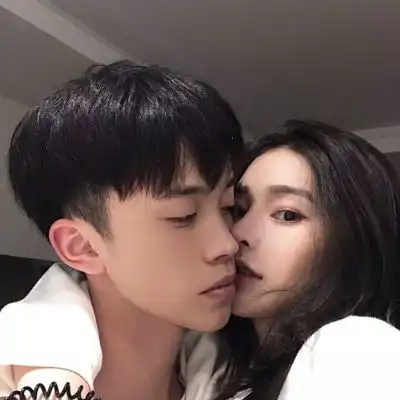 qq情侣头像青春时尚一人一张终于等到你还好没放弃
