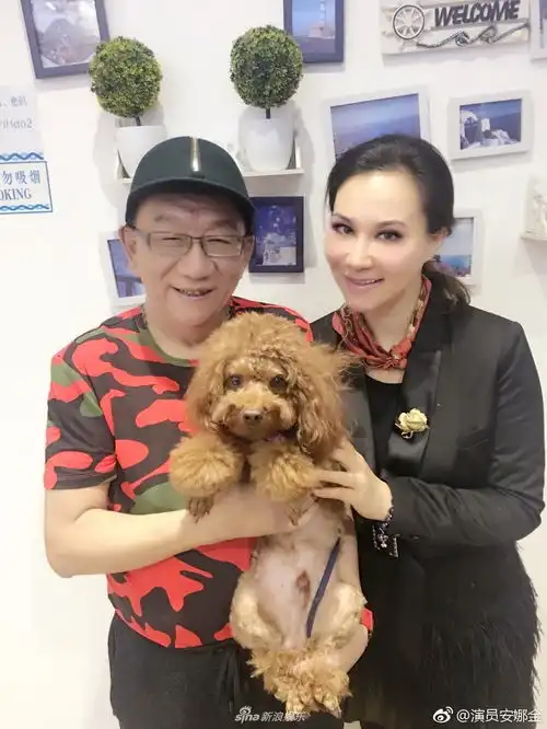 组图相声大师侯耀华与女徒弟举止亲昵名牌包情侣表豪送不停
