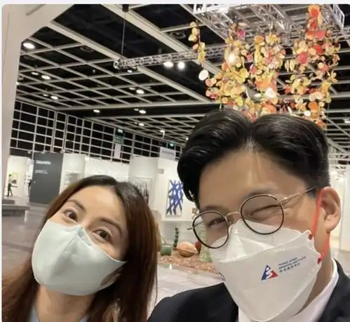 42岁郭晶晶夫妇看展被偶遇,编织袋暴露基本状态霍启刚眼光不错
