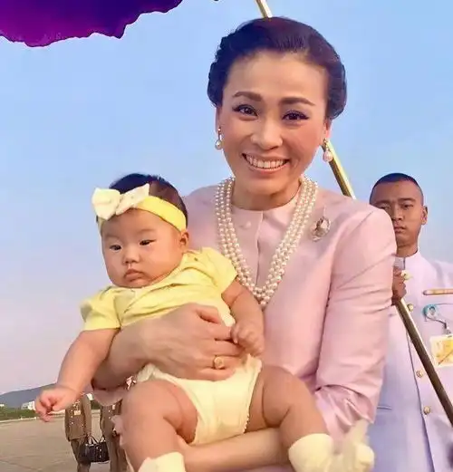 诗丽吉又出手,西拉米登上电视台,以泰王前妻身份出现
