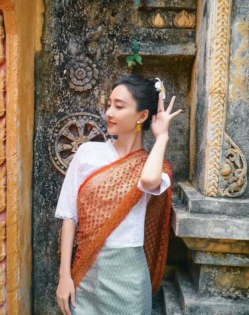王丽坤晒秋游美照,还拿瓜子喂鹦鹉,网友想起伯爵了
