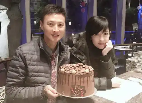 周慧敏呼吁别出门老公倪震却与短发美女逛街,港媒指两人俨如情侣
