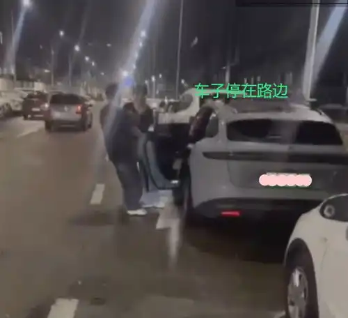 广东一男子在车上被抓现行,裤子都来不及穿,小三坐他旁边很淡定
