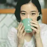 时尚喝水女生微信头像微信头像图片大全
