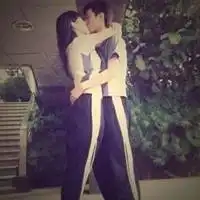 有没有校服情侣头像啊,有的话给我发两张好吗,谢谢
