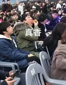 英雄联盟面包之大一嘴吞不下思聪哥韩国表演螺旋吃面包
