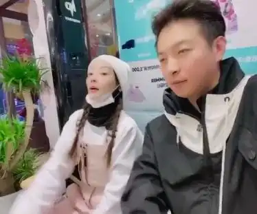 李小璐祖孙三代罕同框妈妈张伟欣一身珠宝显富态
