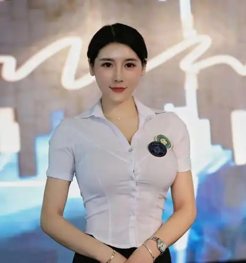 白衬衣西装裤,职业装也能穿出女神范儿,130斤健身美女火了
