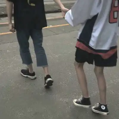 隔壁家小孩吃饱了情侣头像
