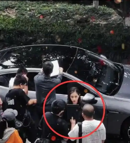 网友偶遇吴永恩,与美女合影手放身后不敢动,聊到王子文语气撒娇
