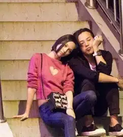 又恋日本模特权志龙与小松菜奈戴情侣手环
