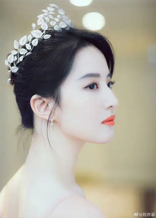 baby杨幂换几次脸也只是小美女,美女和美人之间的鸿沟在哪
