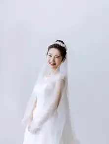 新娘丸子头搭配头纱少女感爆棚,笑容好暖
