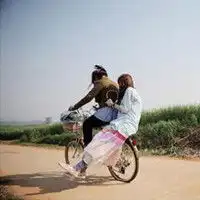 求头像急求一对骑自行车的姐妹头
