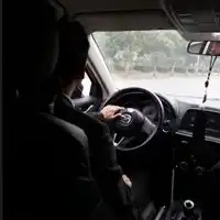 男生坐在车上的侧脸头像坐车里男生侧身头像

