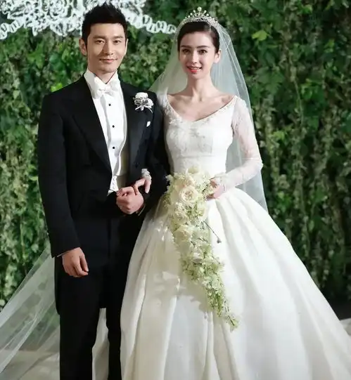 从2亿天价婚礼到无戏可拍,四处求人却无人理,黄晓明终于不红了
