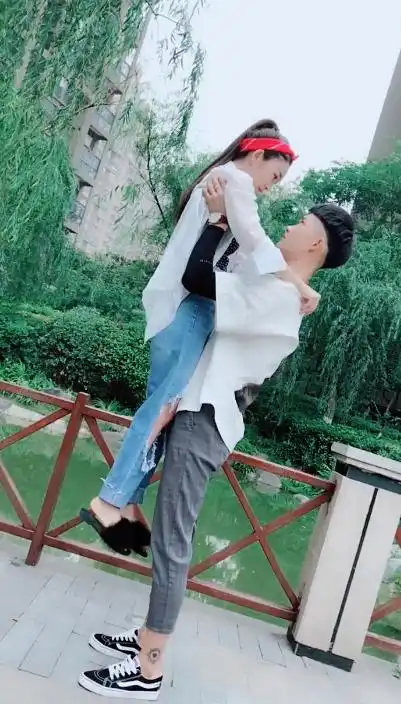 做我的小朋友亲亲抱抱举高高
