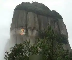 悬崖上画头像示爱痴情驴友为爱痴狂
