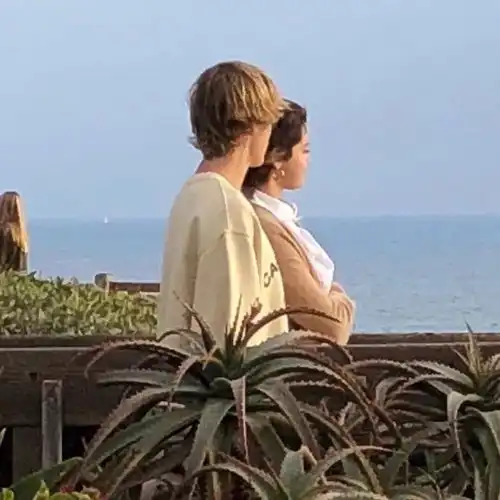 比伯赛琳娜海边度假,情人节第一波狗粮海那边已经发起来了
