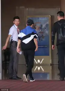 组图易烊千玺亮相机场大拇指涂团队应援色橙色指甲油
