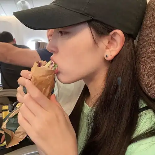 ins高级感女生头像
