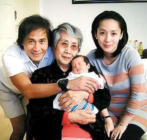 61岁齐秦娇妻近照曝光,身材有料微发福,如今担任幕后老板娘
