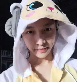 男星睡衣造型胡歌穿真丝睡衣显成熟,易烊千玺戴蝴蝶结太可爱
