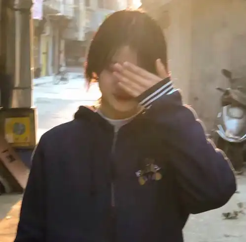女生头像一个人走路也是和地球单独约会
