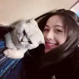 情侣图片分开的两张
