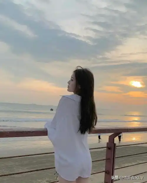 夕阳余晖中,海边比基尼美女的风情
