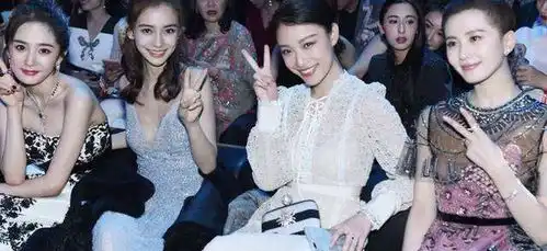 杨幂杨颖穿衣减龄可爱,同为30,刘诗诗气质比两人高出一筹
